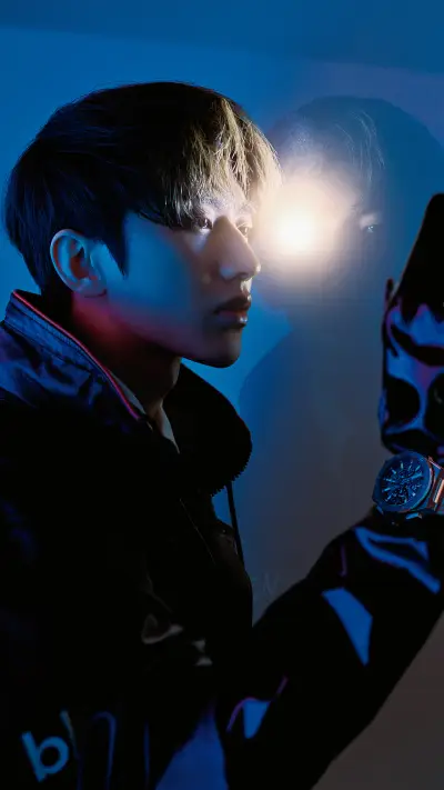 蔡徐坤 平静地看自己