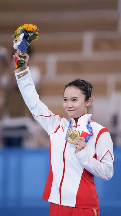 女子蹦床中国包揽金银